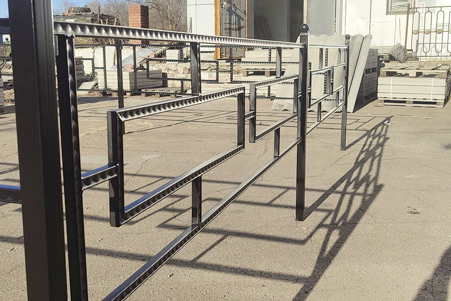 Демонстрация рисунка на оградке в Биробиджане