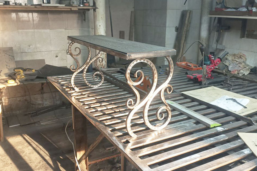 Полная очистка металла перед покраской скамейки Лилия