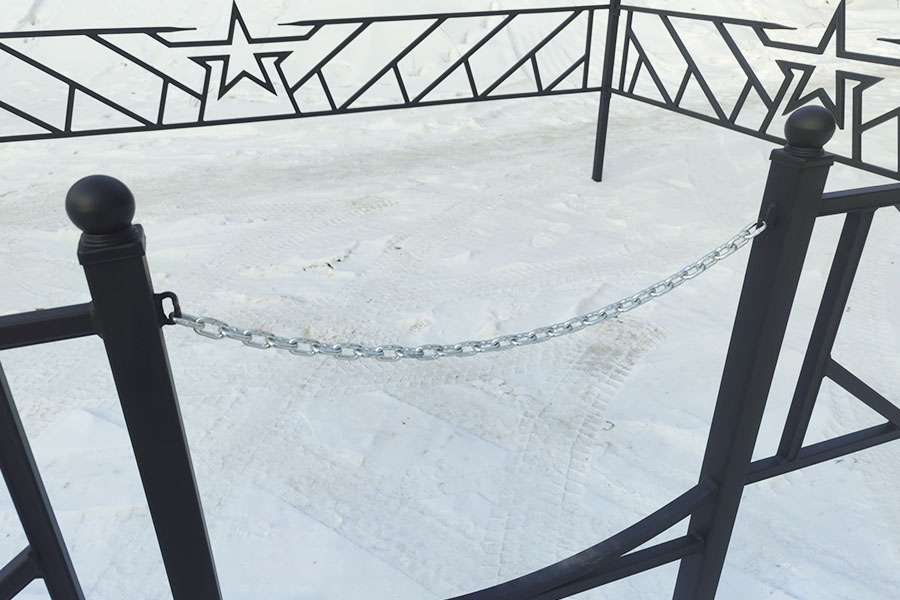 Военная оградка вид сбоку, строгий военный дизайн