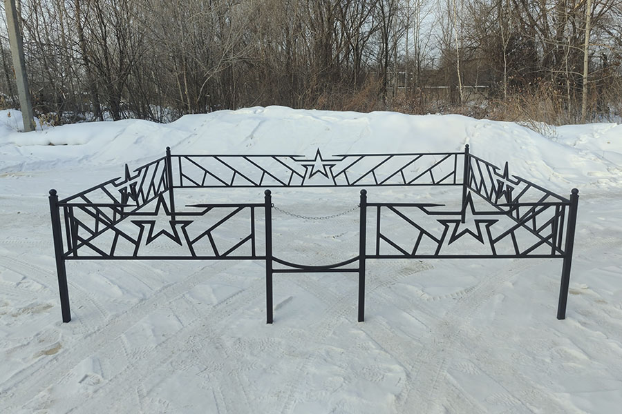 Военная оградка Звезда Отваги - вид спереди, центральная звезда с расходящимися лучами