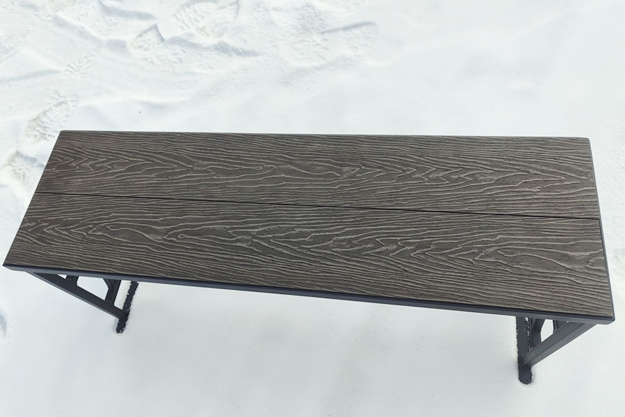 Вид сверху на скамейку Звезда, видна террасная доска сиденья